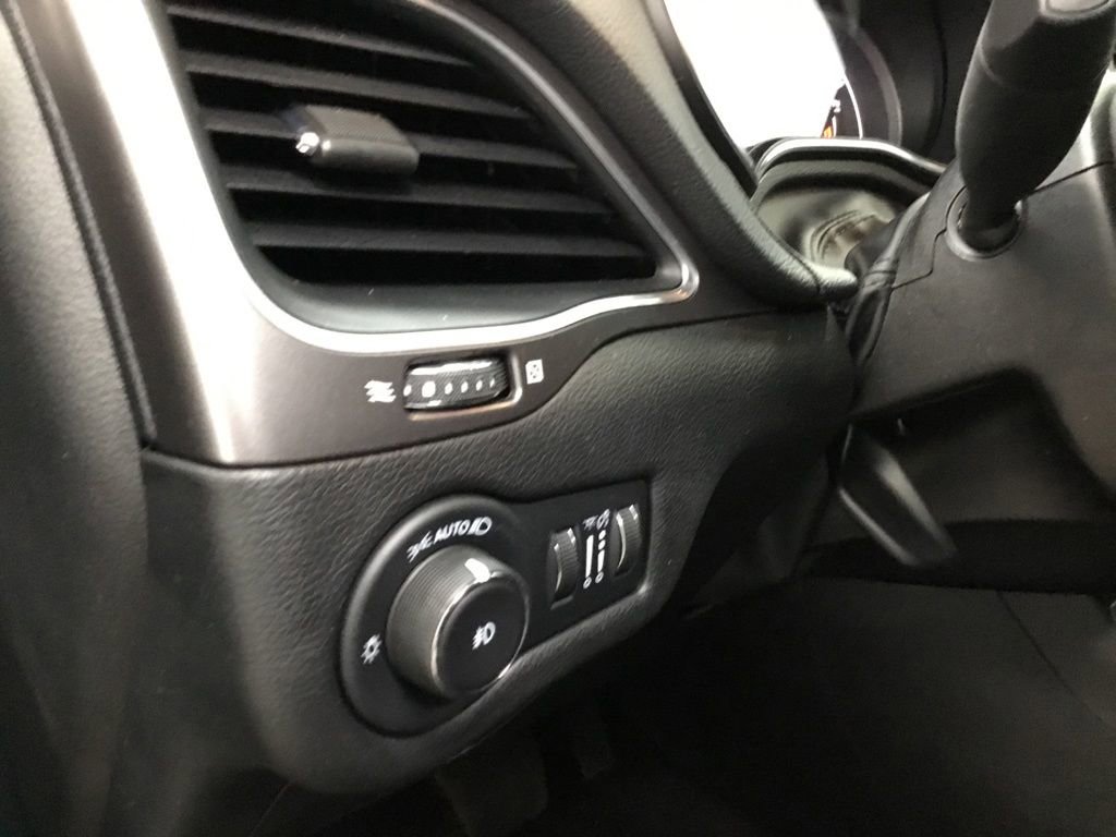 Used 2022 Jeep Cherokee Latitude w/ Advanced Safety Group AWD/4WD image 9