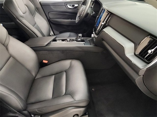 Used 2025 Volvo XC60 B5 Core image 3