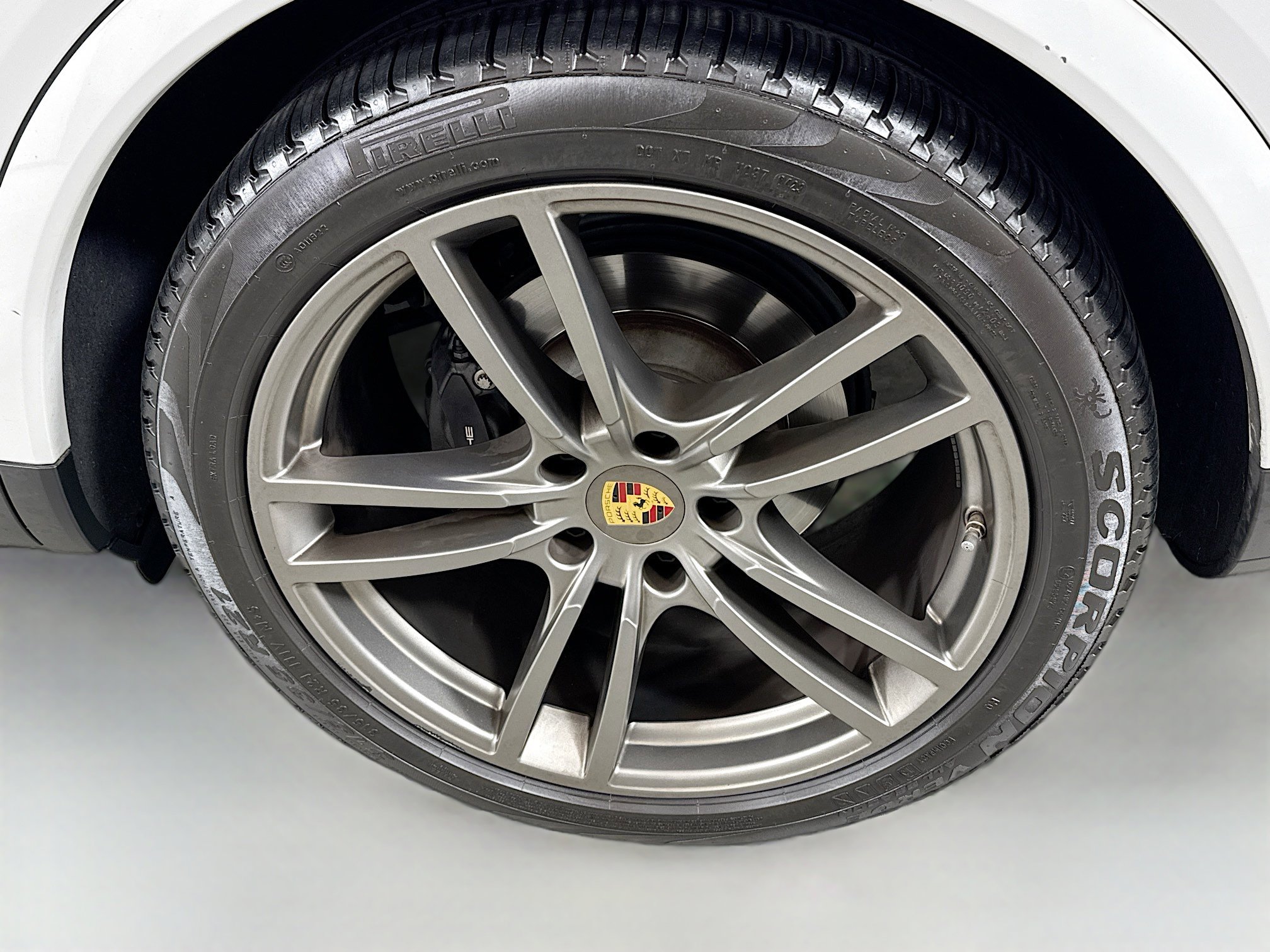 Used 2023 Porsche Cayenne Platinum Edition image 30