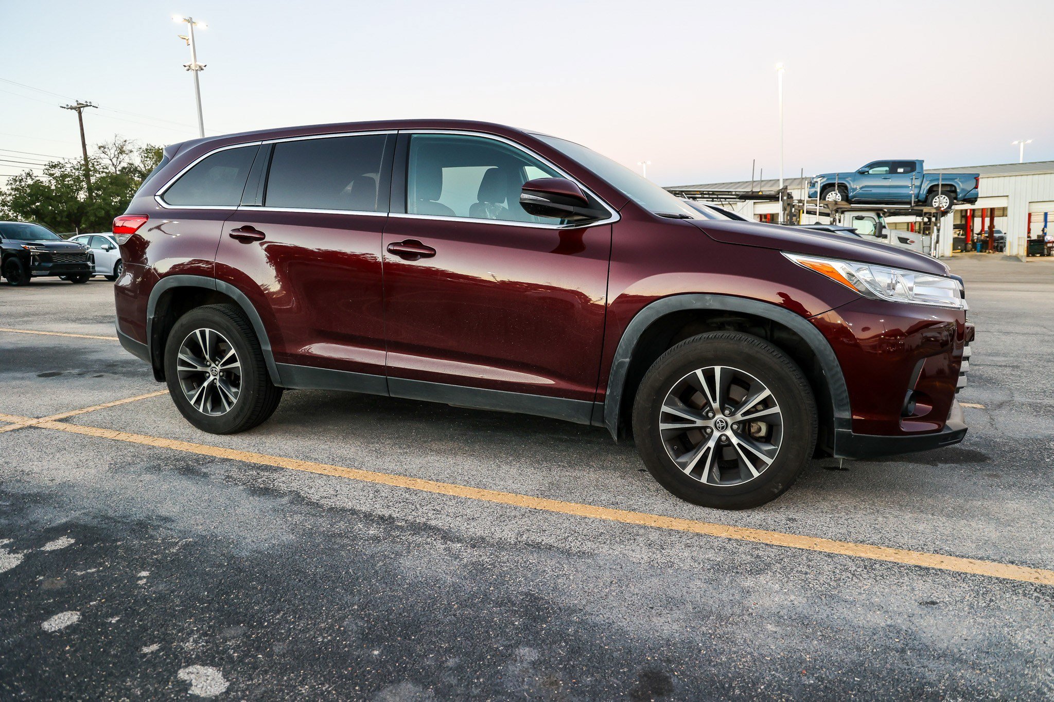Used 2019 Toyota Highlander LE FWD image 7