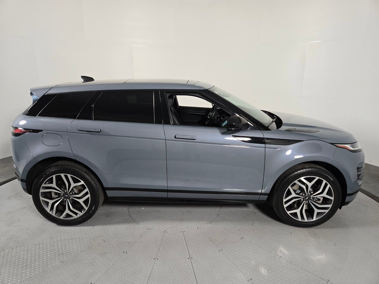 Used 2023 Land Rover Range Rover Evoque R-Dynamic S image 4