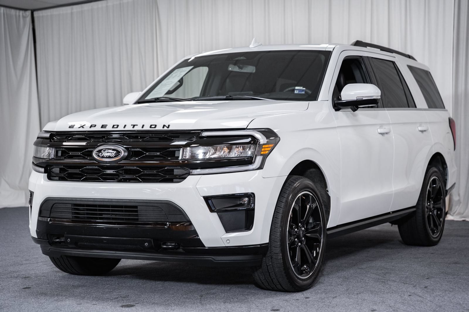 Certified 2024 Ford Expedition Limited AWD/4WD image 3