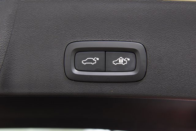 Used 2025 Volvo XC40 B5 Plus image 24