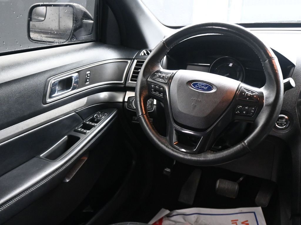 Used 2018 Ford Explorer XLT w/ Equipment Group 202A FWD image 13