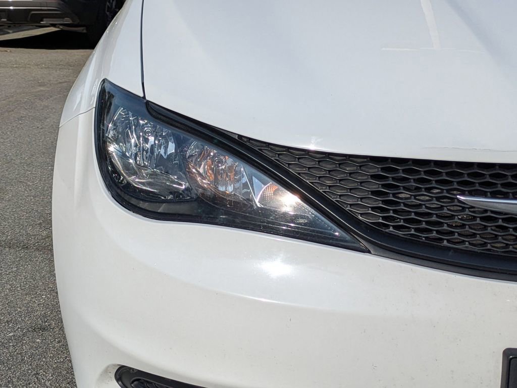 Used 2023 Chrysler Voyager LX image 10