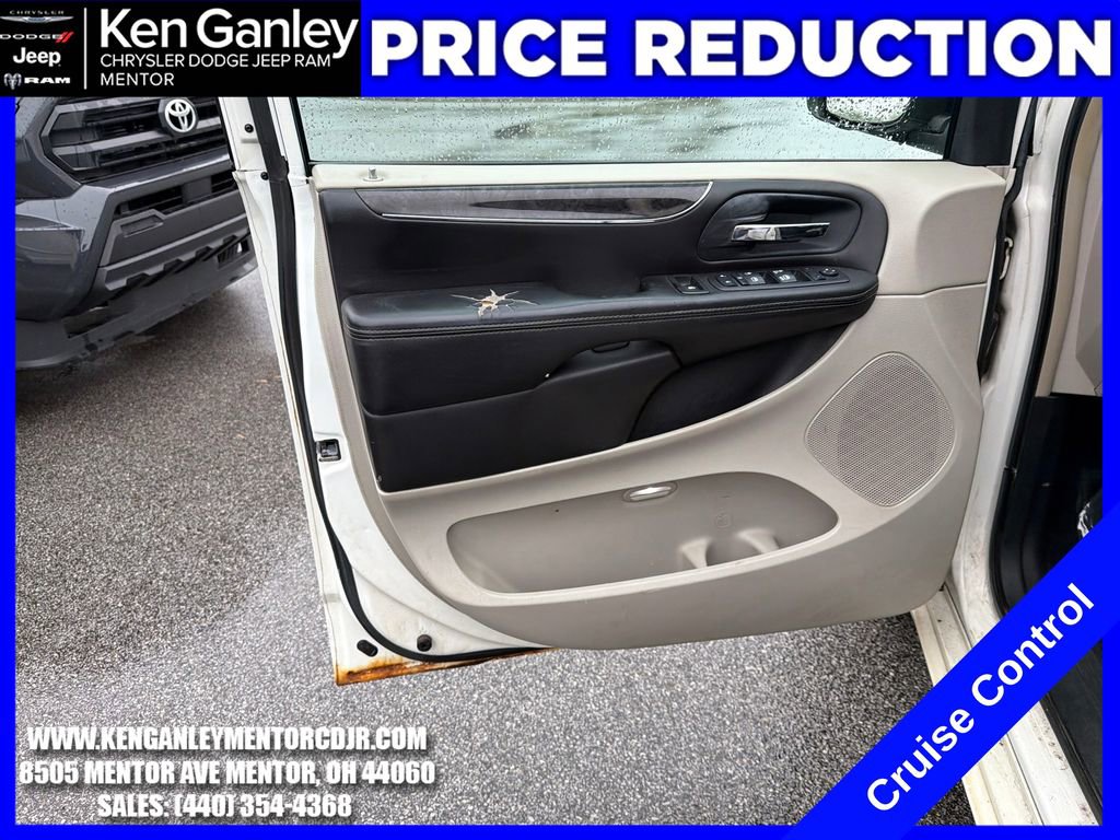 Used 2011 Chrysler Town & Country Touring FWD image 10