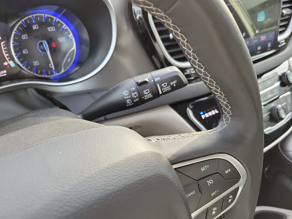 Used 2024 Chrysler Pacifica Touring-L image 26