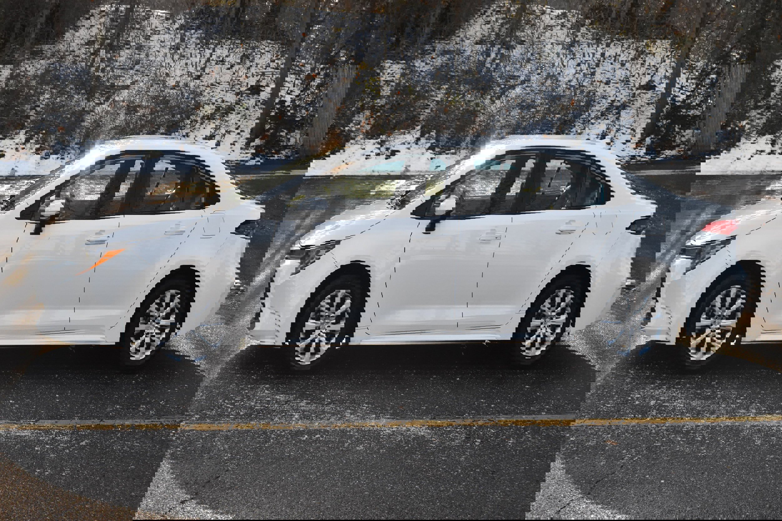 Used 2022 Toyota Corolla LE image 3