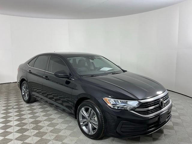 Used 2024 Volkswagen Jetta SE FWD image 3