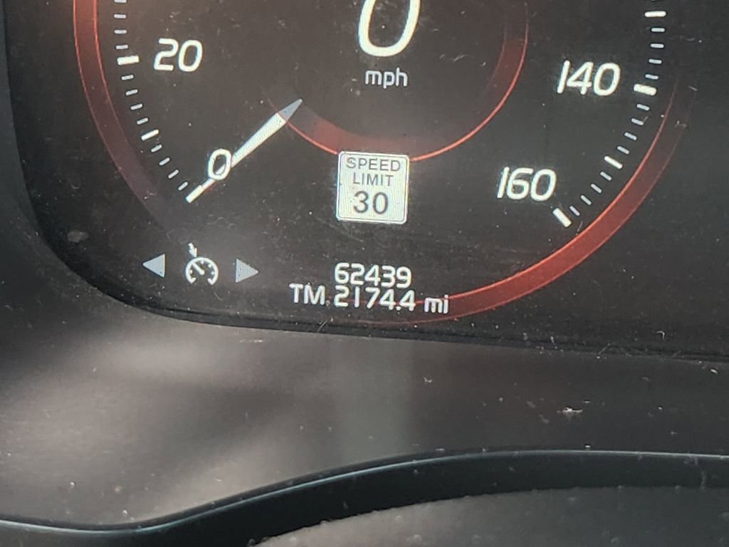 Used 2018 Volvo XC60 T6 Momentum w/ Advanced Package image 18