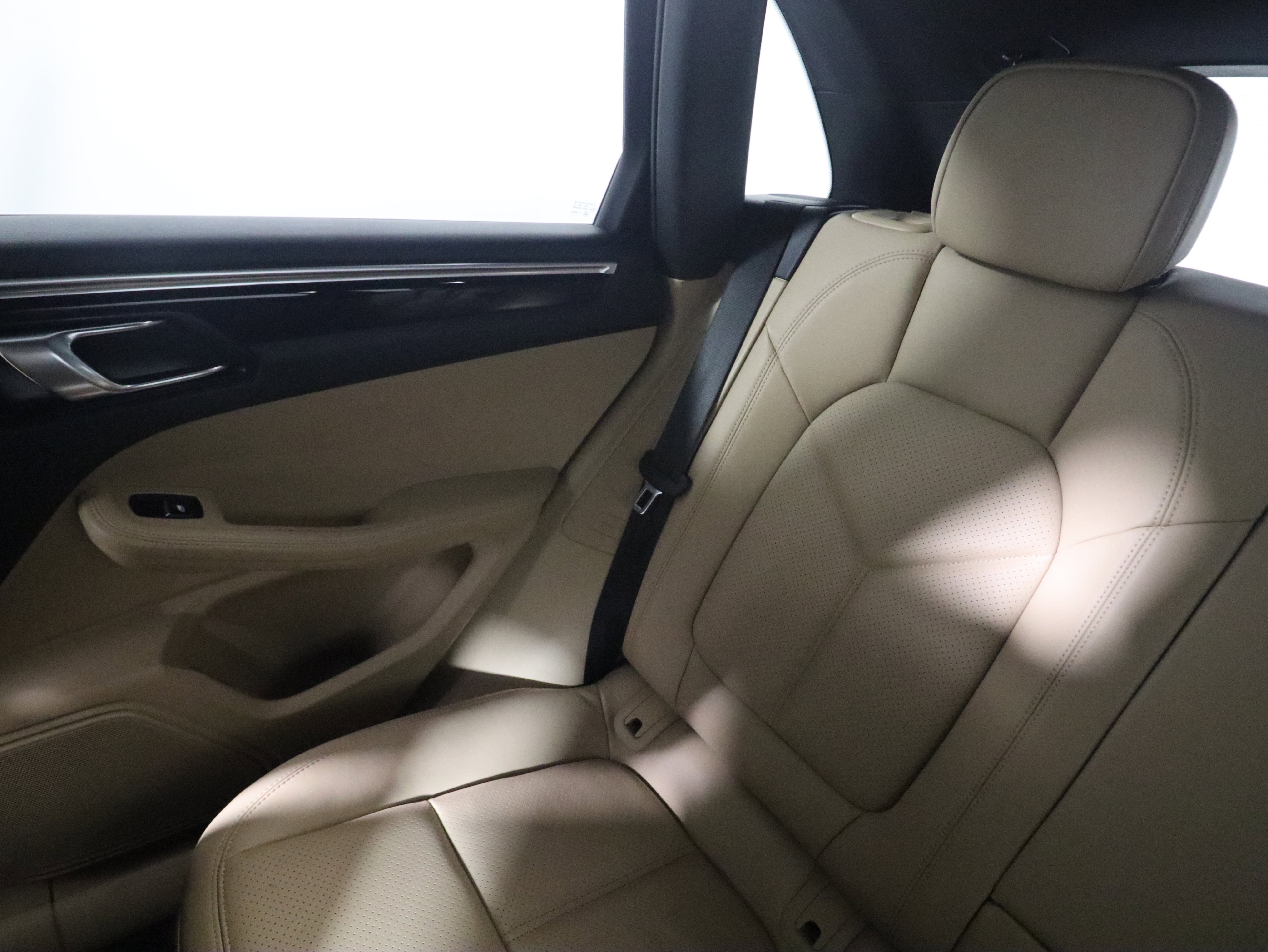 Certified 2023 Porsche Macan image 15