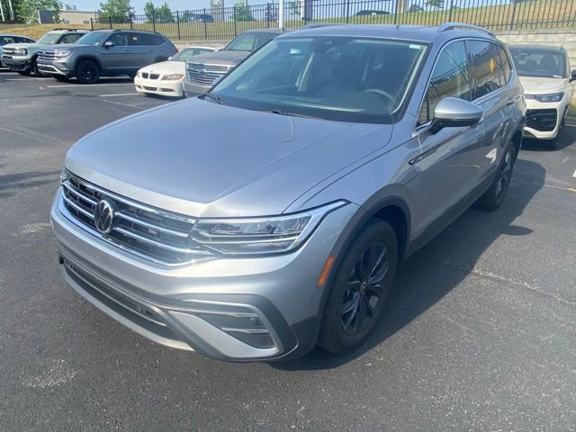 Used 2024 Volkswagen Tiguan SE w/ Panoramic Sunroof Package AWD/4WD image 2