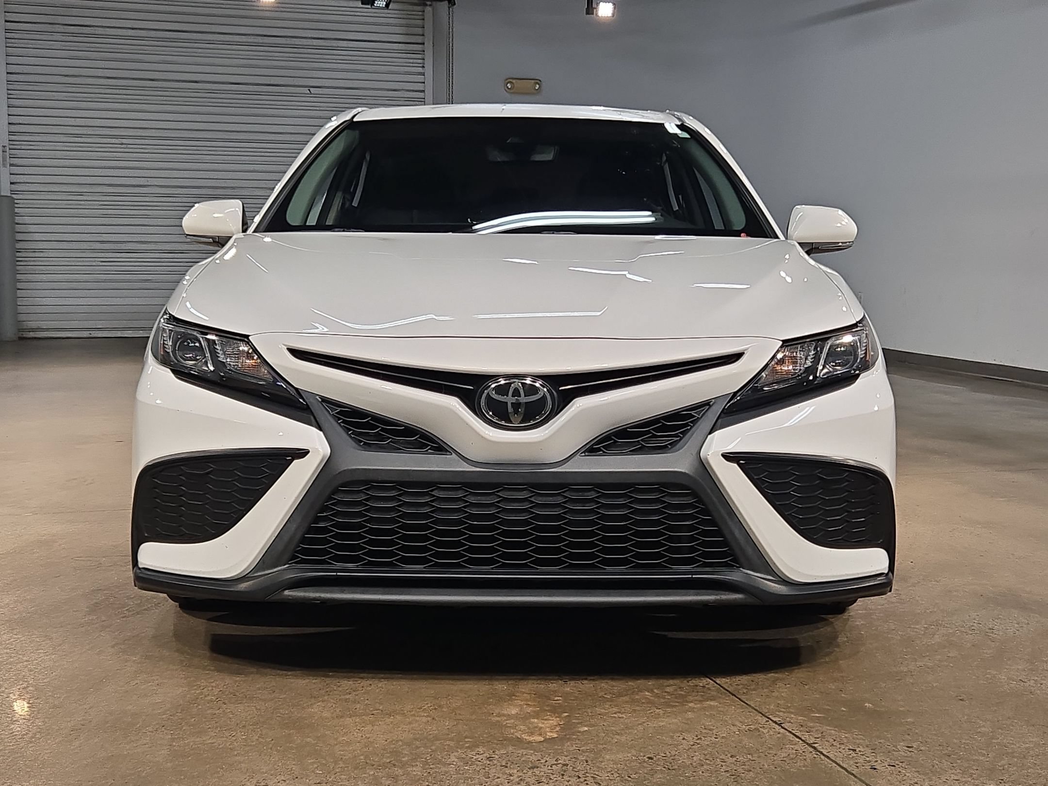 Used 2023 Toyota Camry SE FWD image 2