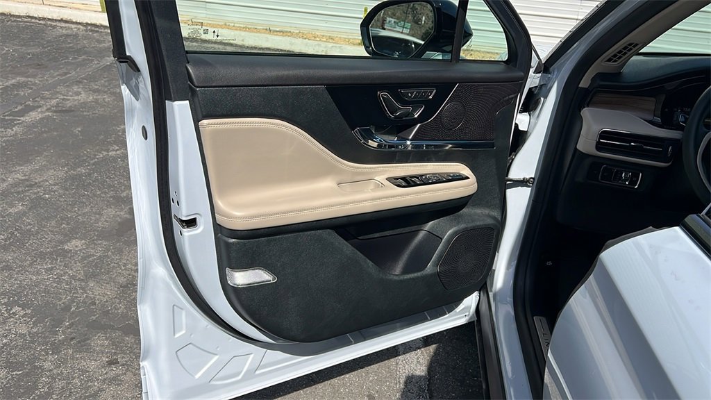 Used 2025 Lincoln Corsair Reserve w/ Jet Appearance Package image 12