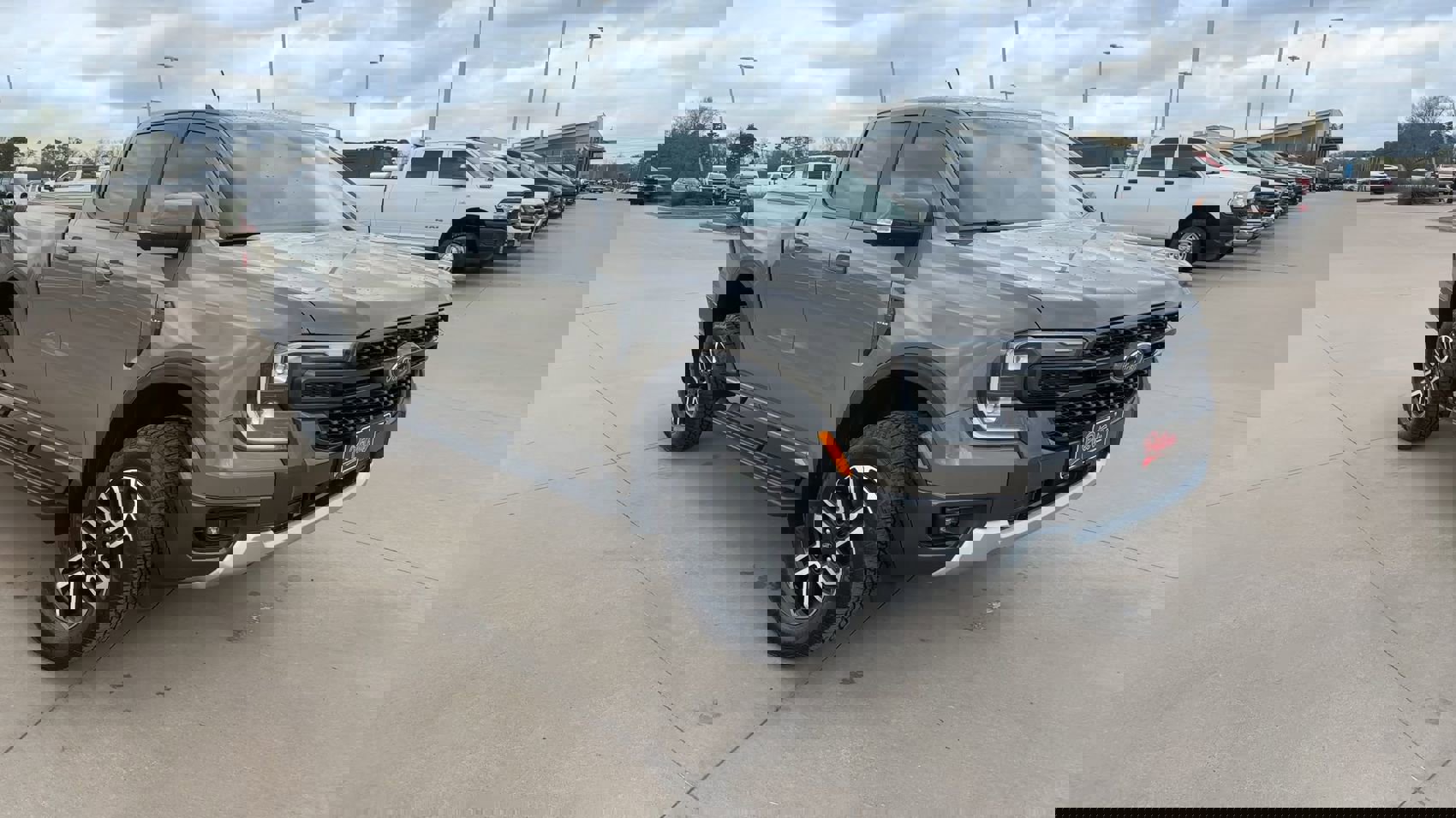 Used 2025 Ford Ranger Lariat w/ FX4 Off-Road Package image 3