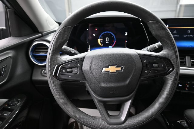 Used 2025 Chevrolet Trax LT FWD image 8