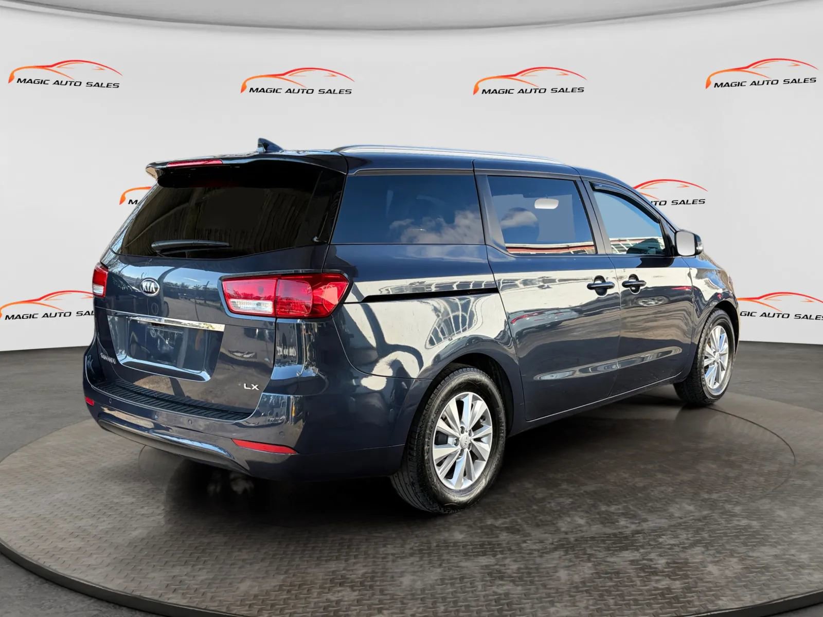 Used 2017 Kia Sedona LX w/ LX Essentials Premium Package image 8