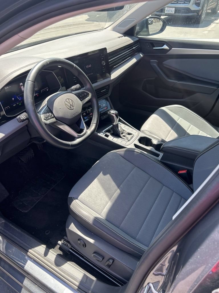 Used 2025 Volkswagen Jetta SE FWD image 8