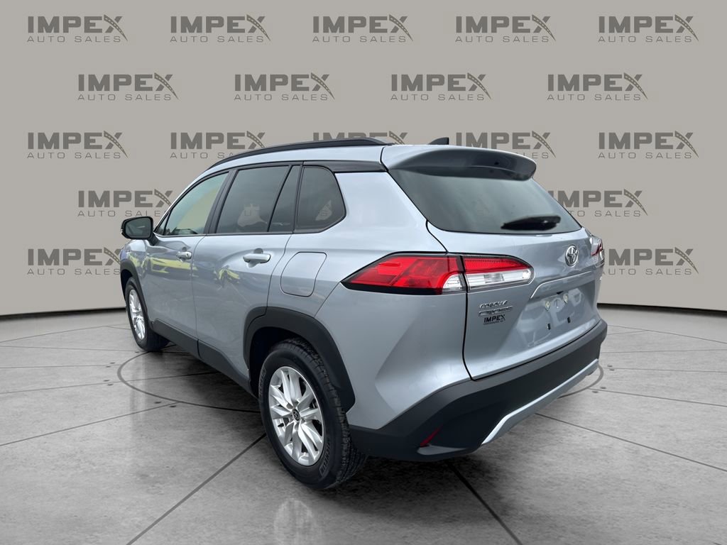 Used 2025 Toyota Corolla Cross LE image 3
