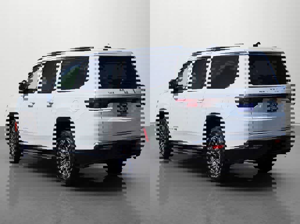 Used 2024 Jeep Wagoneer L Series II RWD image 4