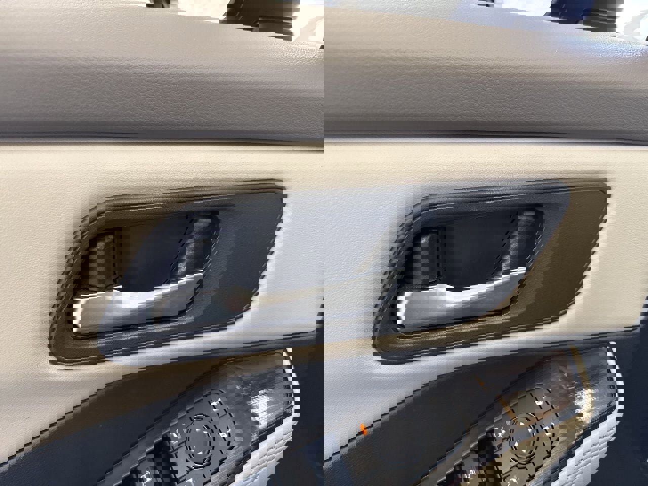 Used 2025 Nissan Rogue SV image 34