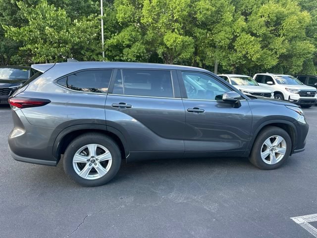 Used 2025 Toyota Highlander LE FWD image 6