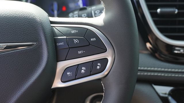New 2026 Chrysler Pacifica Select FWD image 27