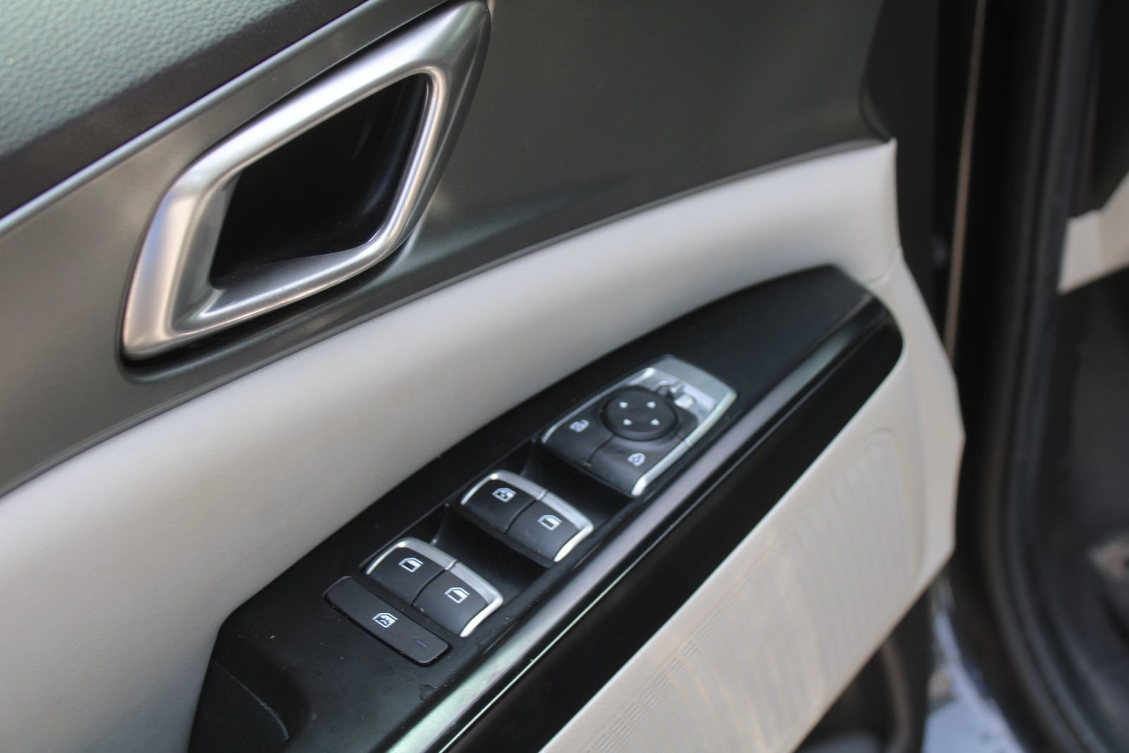 Used 2024 Kia Carnival LX FWD image 24