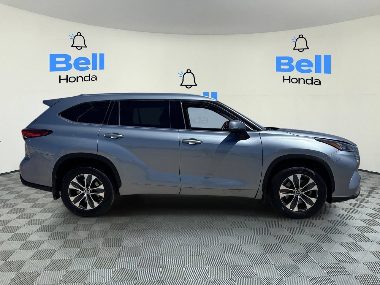 Used 2020 Toyota Highlander XLE AWD/4WD image 5