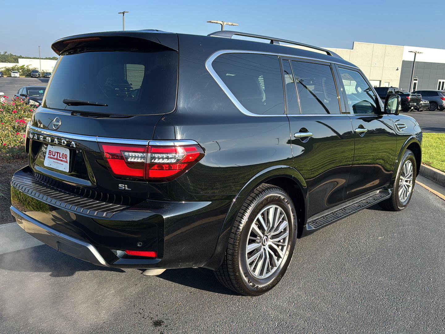 Used 2023 Nissan Armada SL w/ Captain's Chairs Package image 5