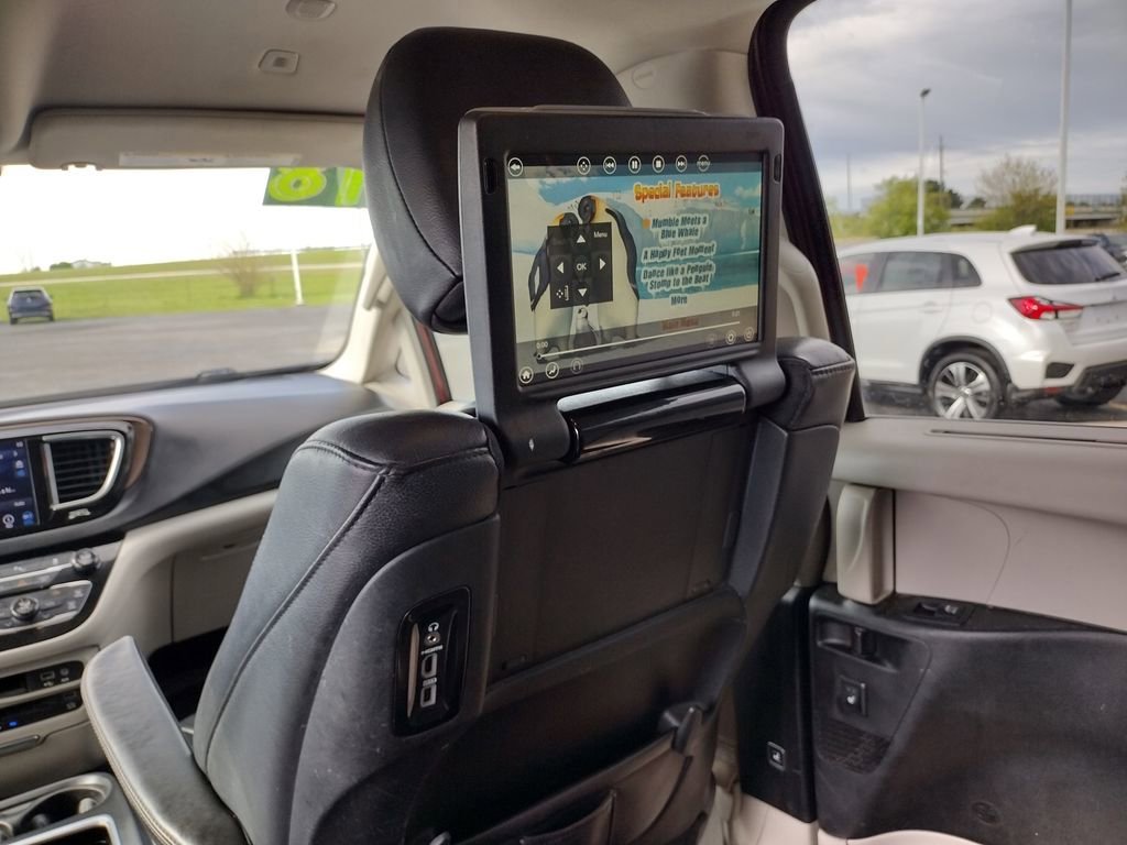 Used 2018 Chrysler Pacifica Touring-L Plus FWD image 11