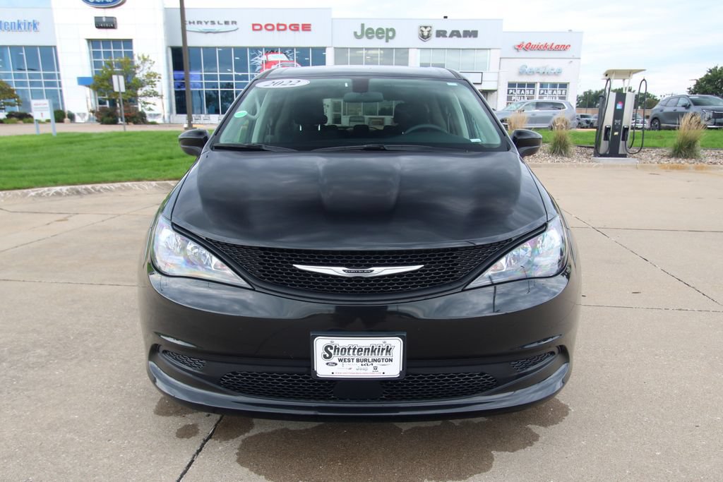 Used 2022 Chrysler Voyager LX FWD image 2