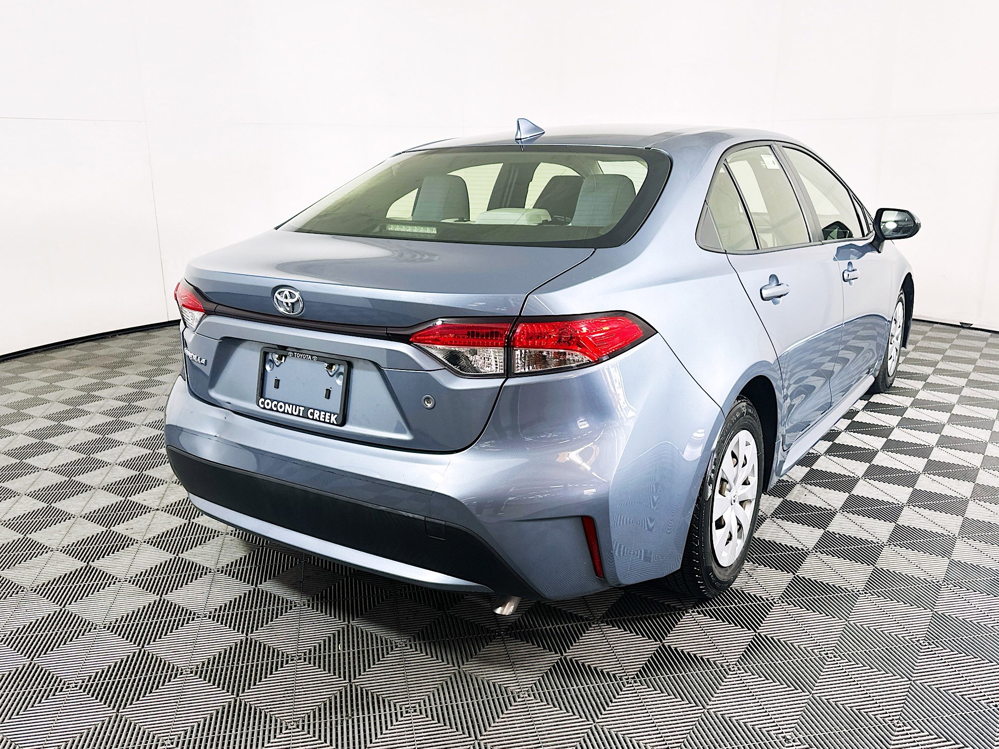 Used 2021 Toyota Corolla L FWD image 3