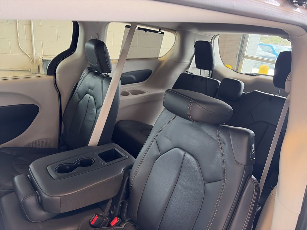 Used 2017 Chrysler Pacifica Touring-L image 6