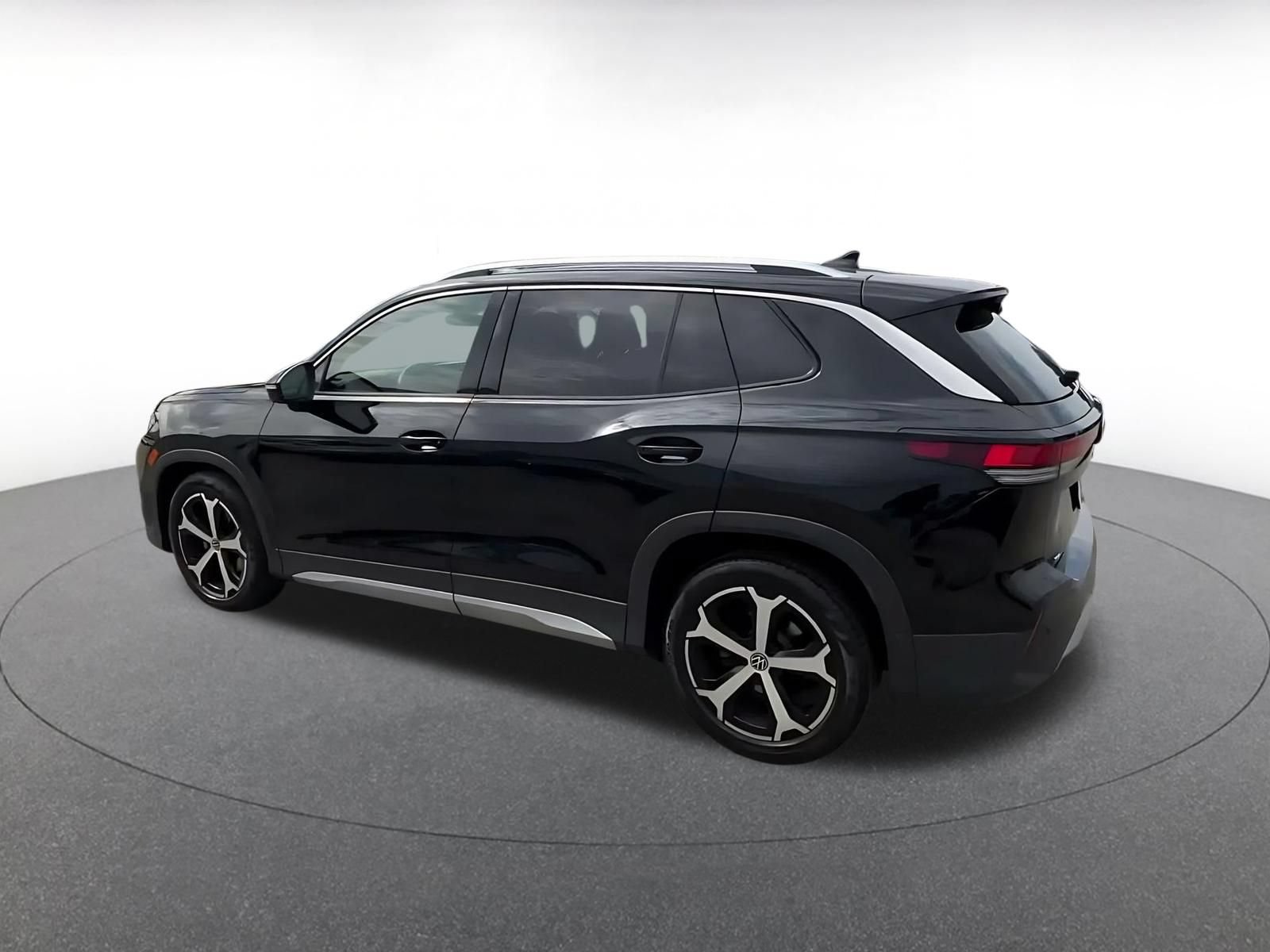 Used 2026 Volkswagen Tiguan SE FWD image 8