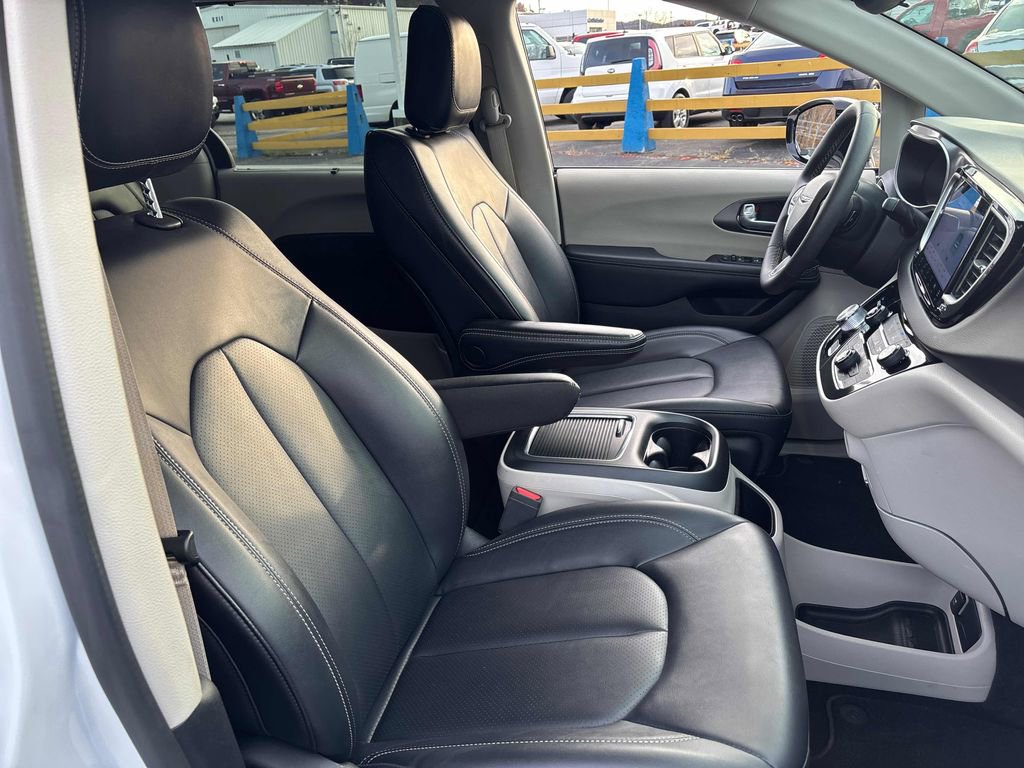 Used 2024 Chrysler Pacifica Touring-L image 56