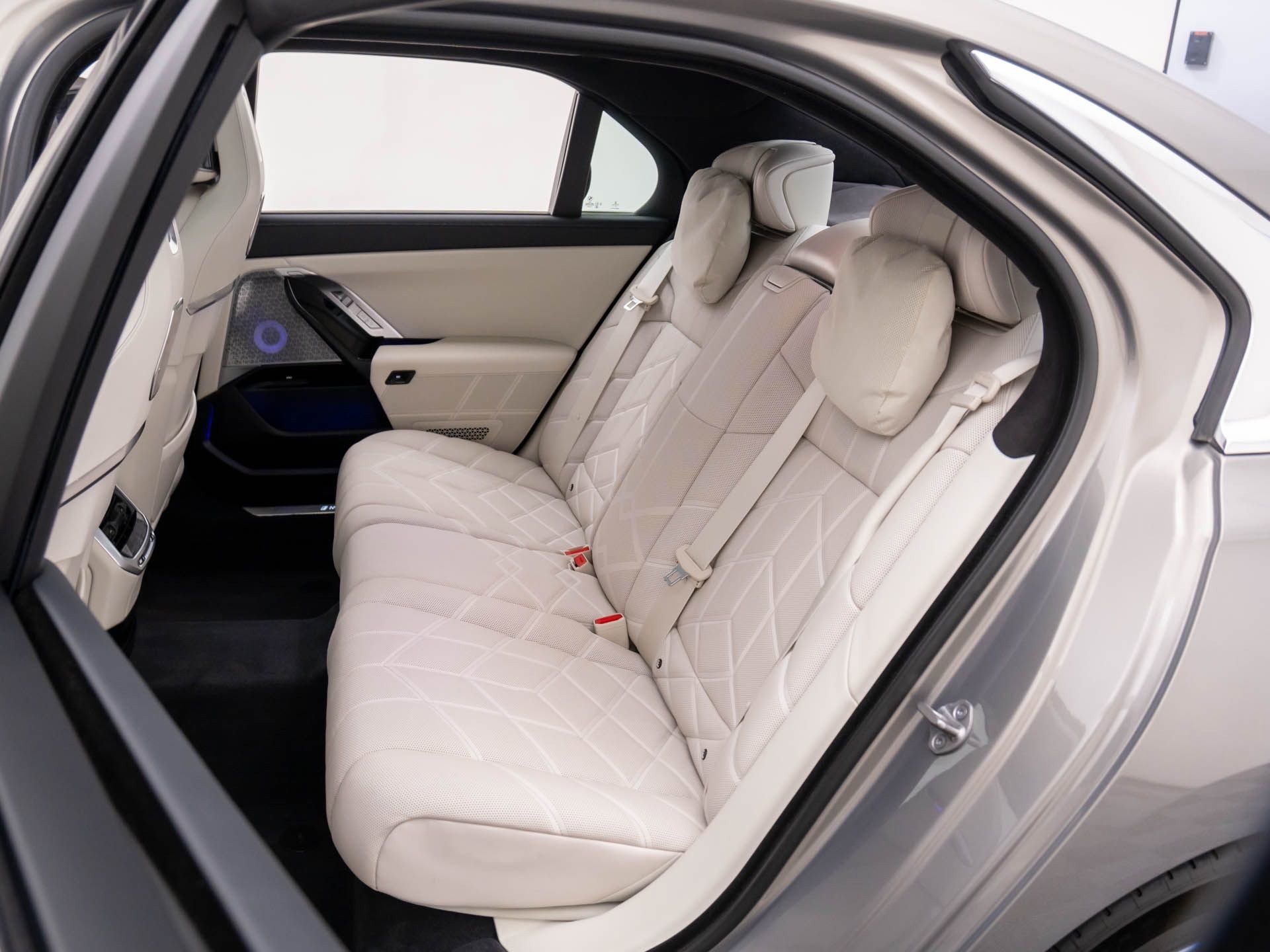 Used 2023 BMW i7 xDrive60 w/ Executive Package 2 image 17