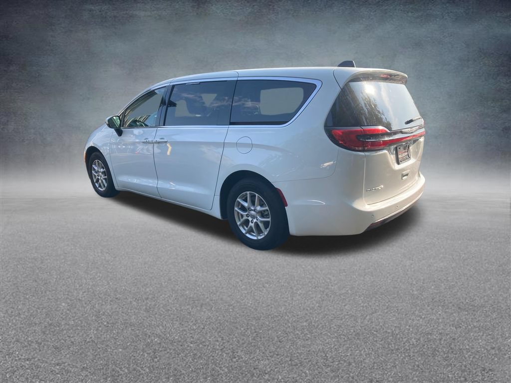 Used 2023 Chrysler Pacifica Touring-L FWD image 3