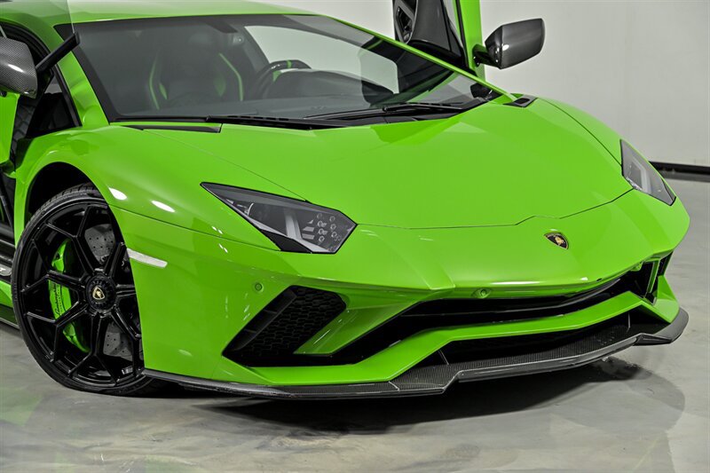 Used 2018 Lamborghini Aventador S AWD/4WD image 2
