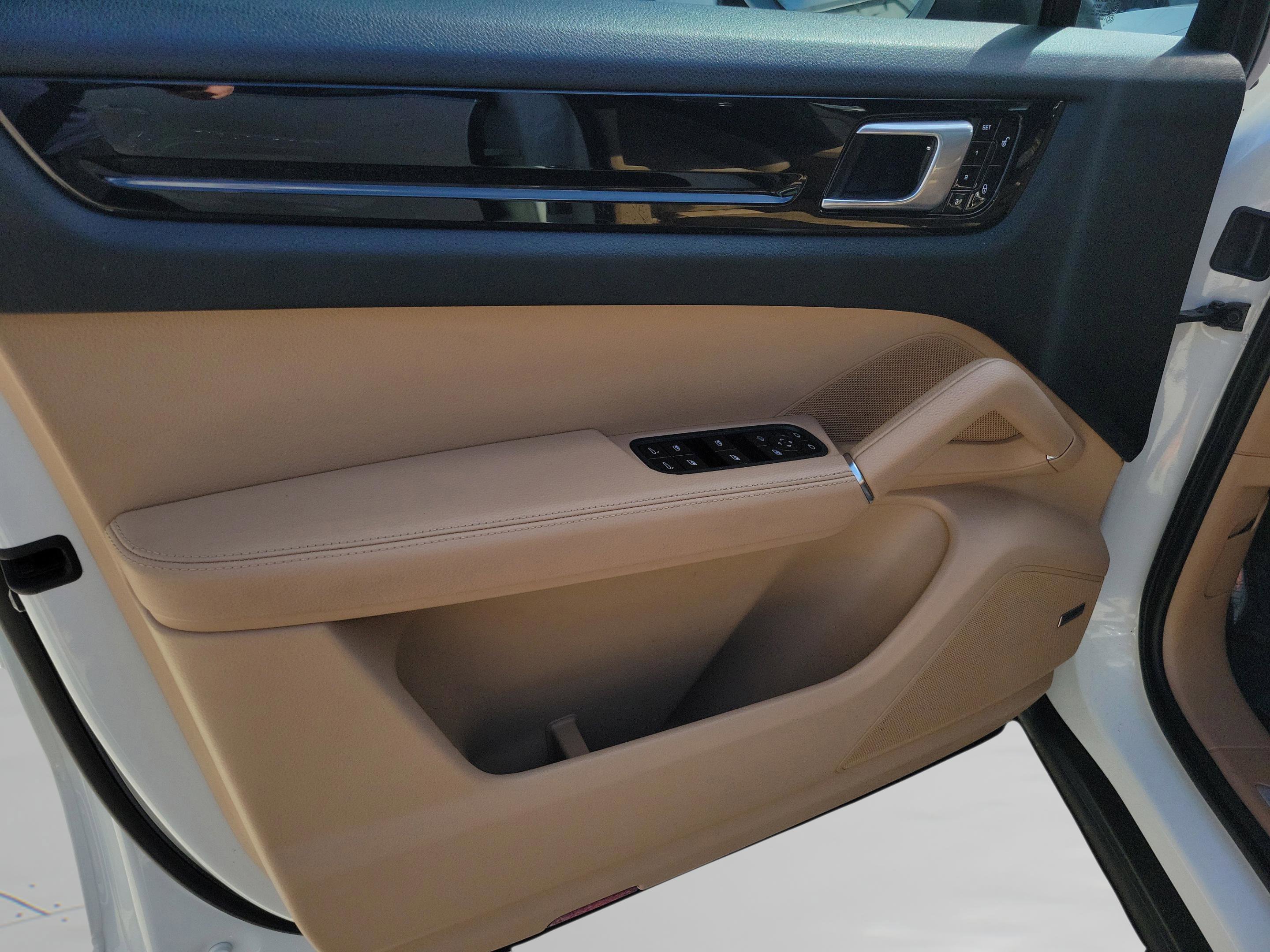 Used 2019 Porsche Cayenne Base image 27