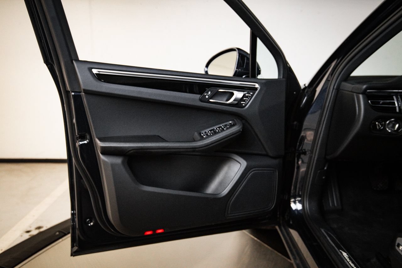 Certified 2023 Porsche Macan AWD/4WD image 23