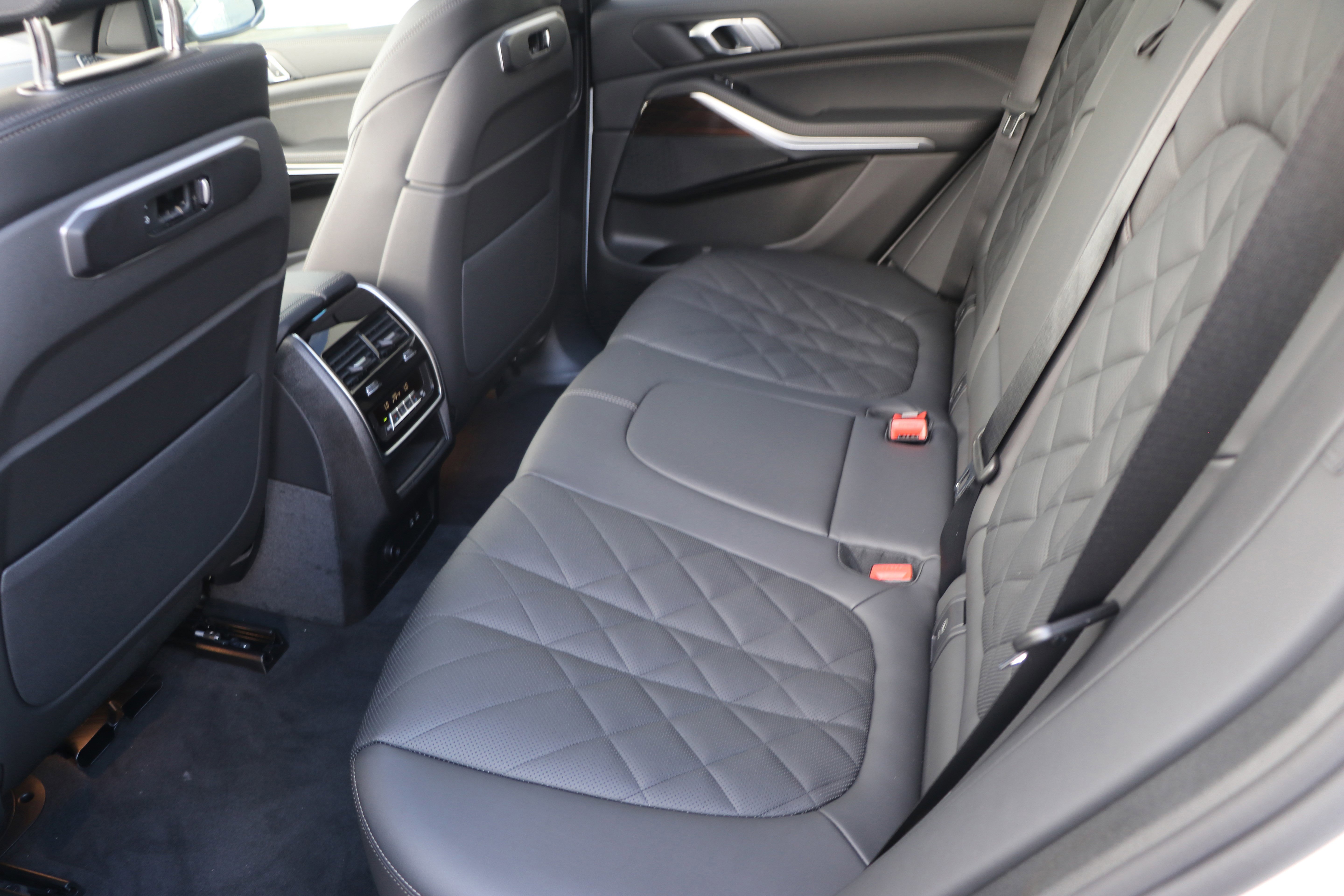 Used 2026 BMW X5 xDrive50e w/ Parking Assistance Package image 35