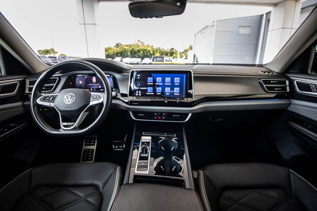Certified 2024 Volkswagen Atlas Peak Edition SEL AWD/4WD image 31