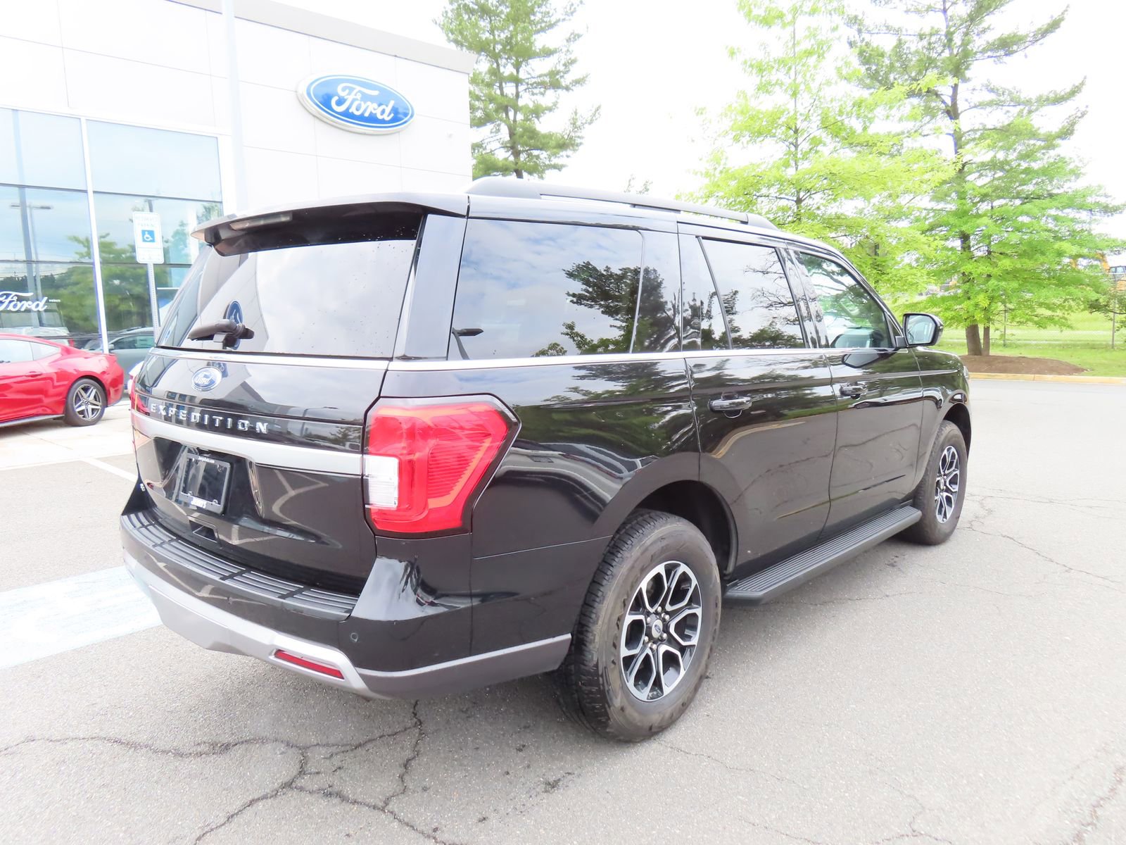 Used 2024 Ford Expedition XLT AWD/4WD image 5