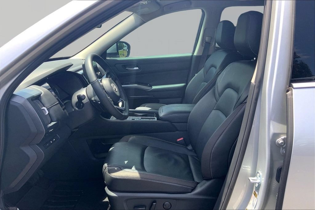 Used 2025 Nissan Pathfinder SL FWD image 15