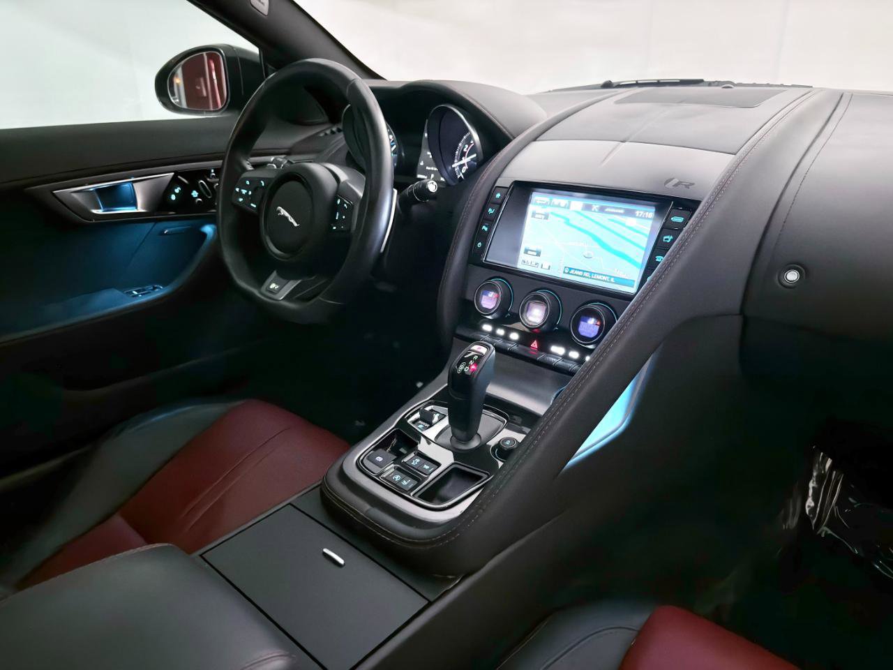 Used 2017 Jaguar F-TYPE R image 26