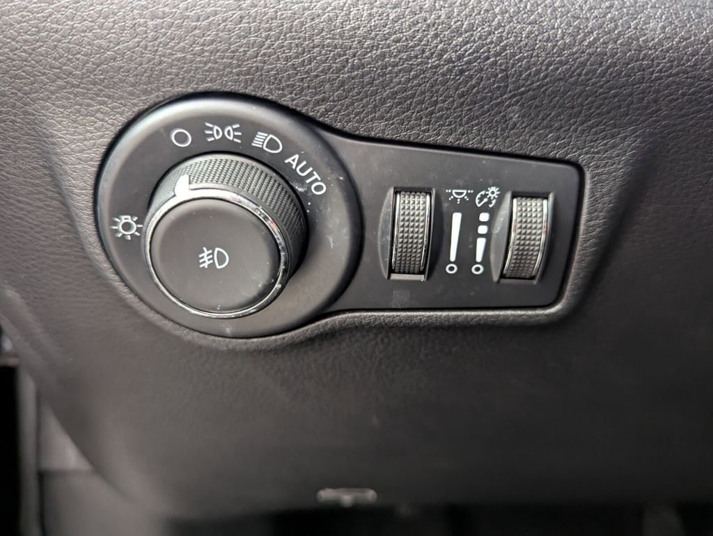 Used 2022 Jeep Compass Latitude FWD image 15