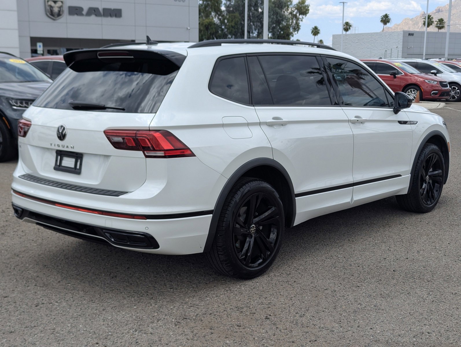 Used 2023 Volkswagen Tiguan SE R-Line FWD image 2