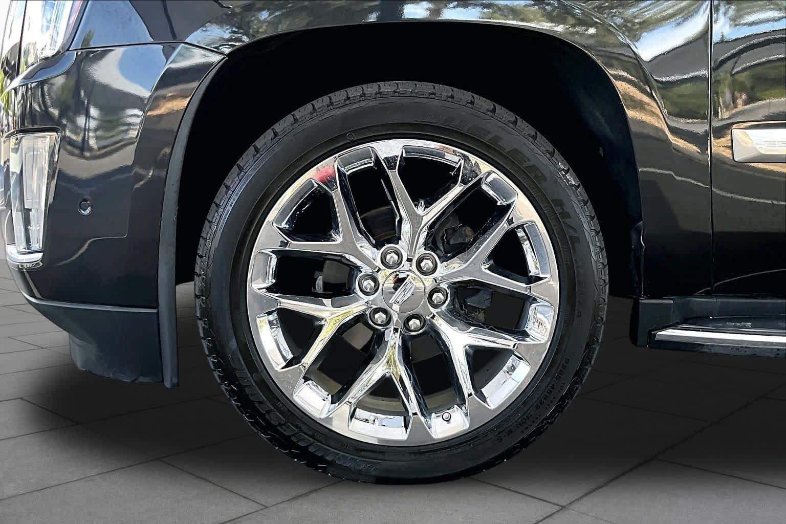 Used 2019 Cadillac Escalade ESV Luxury AWD/4WD image 11