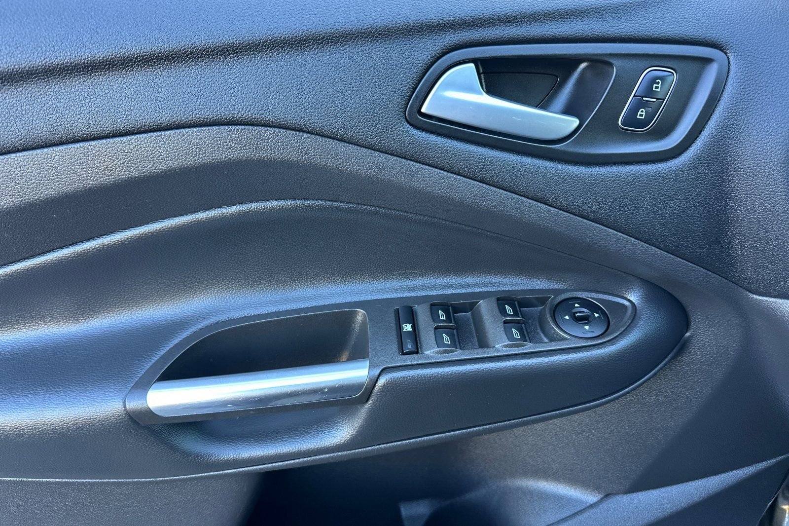 Used 2018 Ford Escape SE w/ SE Sport Appearance Package image 10